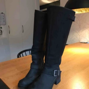  - Stövlar för vinter/höst i äkta läder från märket XIT. Ursprungspris 1200kr. Aldrig använda då jag växte ur dem. Smal passform runt vaderna, för personer med smala vader. 