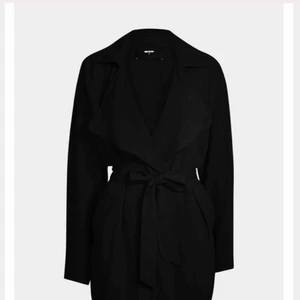  - Populära kappan från BikBok i långa modellen. Väldigt sparsamt använd då jag bytte stil nästan direkt efter köp. frakt tillkommer ✨✨