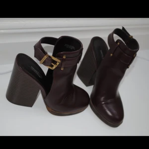  - Säljer dessa snygga klackskor inköpta på Forever 21 i New York förra året. skorna väldigt bekväma att gå i men tyvärr är de för små för mig varför jag säljer dem. Ovansidan är i fejkläder (brunt), öppen häl och justerbart spänne runt ankeln.  Upphämtning sker i Kungshöjd, Göteborg, eller så kan jag skicka skorna - köparen betalar porto. 