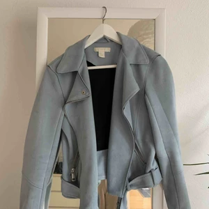  - Jättefin blå jacka från H&M. Har några små fläckar på baksidan (kanske går bort i tvätten) annars i bra skick. Köparen står för frakten 