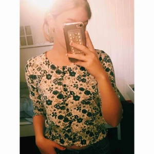  - Denna tröja/kofta är kroppad och känns inte som en M mer som en S!