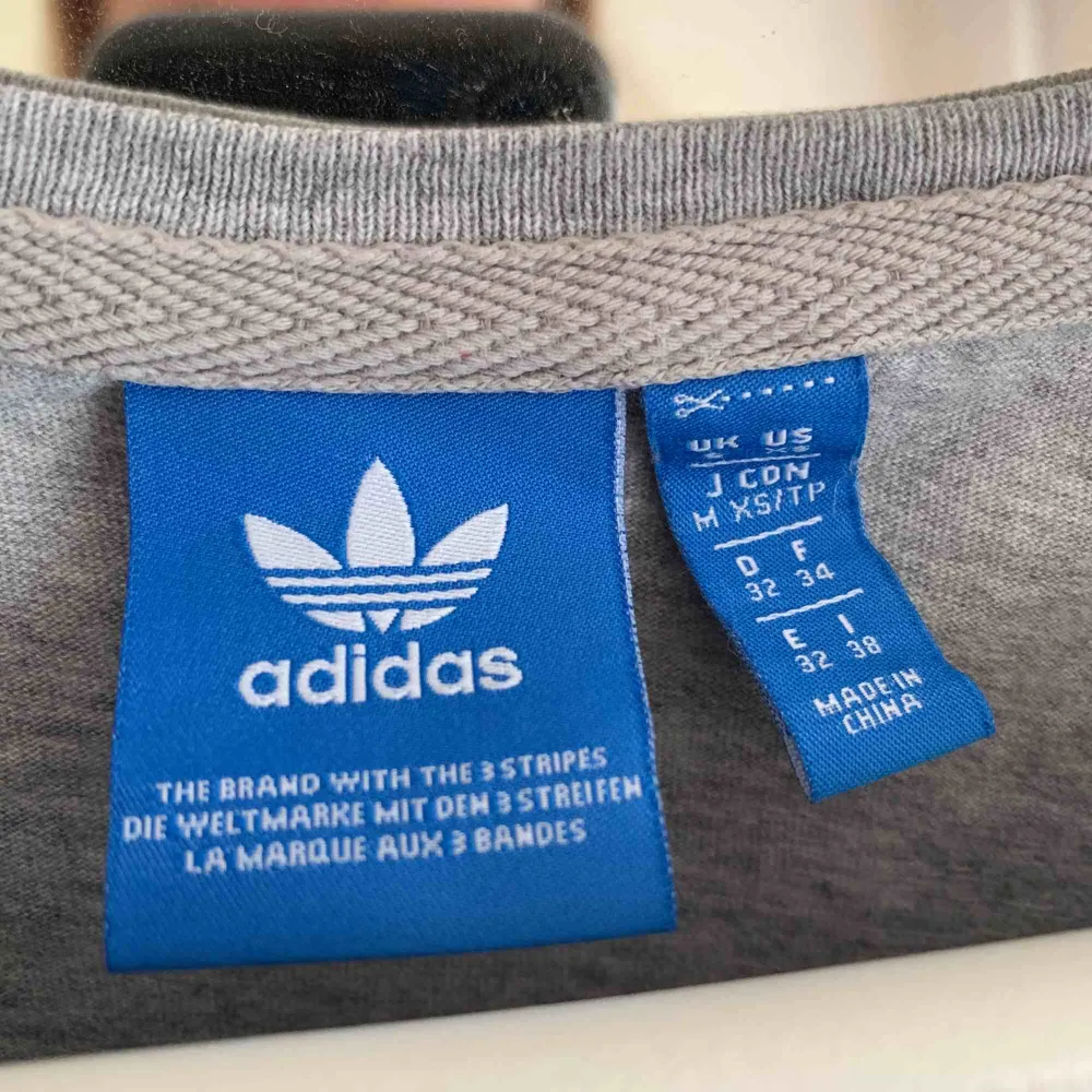 T-shirt från Adidas i bra skick. Väldigt skön och snygg! Köparen står för frakten . T-shirts.