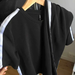  - Svart set från Only med vit/gråa ränder. Använt fåtal gånger. Köpare står för frakt✨