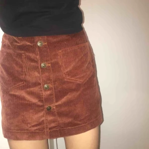  - Super fin kopparbrun manchesterkjol från only med knappar och fickor framtill. Använd två gånger. Som ny. Frakt 54kr 