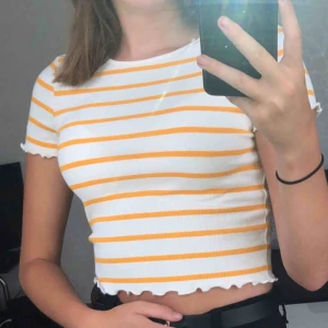  - super fin croppad, ribbad t-shirt ifrån gina tricot, storlek xs köpare står för frakt