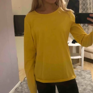  - En gul långärmad tröja! I storlek L men kan passa bra på någon med mindre storlek fast som oversized!
