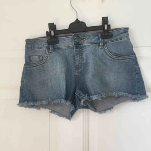  - Jeans shorts strl34 från warp