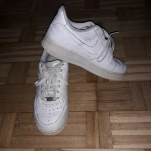  - Så snygga Nike skor hadde de par gånger, köpte de för 300 kr men säljer den för 180kr.  Köparen betalar frakt.❤👍