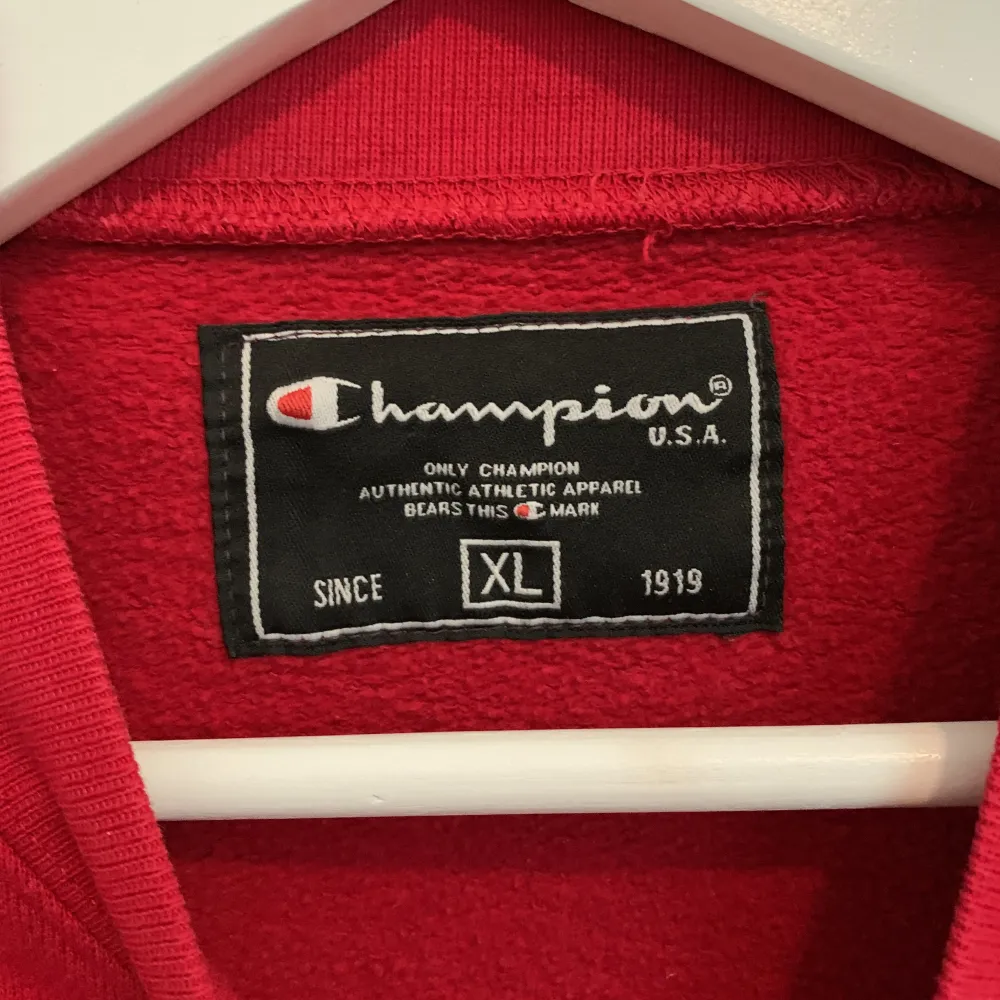 Röd sweatshirt från Champion, använd en gång!  270kr inklusive frakt! ☺️  . Hoodies.