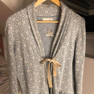  - Jättefin Odd Molly kofta köpt förra sommaren för 1895 kr, använd 2 ggr🥰 Är i storlek 3 men passar som M/L. Frakten står köparen för, skriv ett meddelande vid intresse!🦋