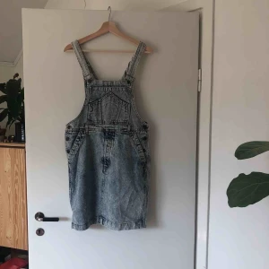  - Superfin stentvättad hängselklänning! Storlek 38 (jag är en storlek 34-36 och den sitter fint och lite oversize på mig! Kan mötas i Stockholm, annars betalar köpare frakt. 😊