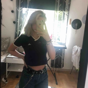  - Snygg adidas croptop. 99 kr + frakt