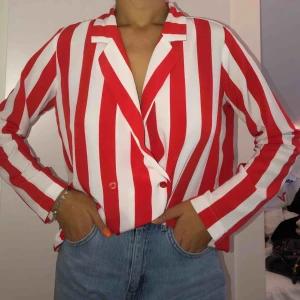  - Fin blus med kock inslag! Jättefint med en bralette under. 