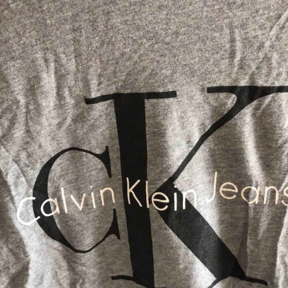 Calvin Klein T-shirt. Fint skick men ostyrkt på bild. Blusar.
