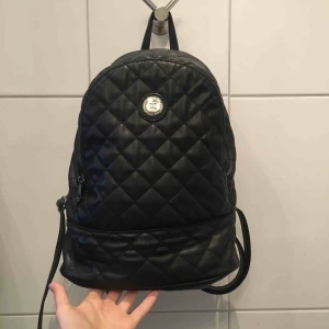  - Fin ryggsäck från Don Donna! Får plats med mycket men är ändå inte för stor 🥳 Frakt tillkommer, men kan mötas i stockholm. Först till kvarn gäller.