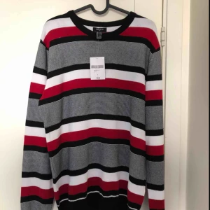  - En svart, vit & röd randig ifrån Forever 21  I superbra skick aldrig använd, prislapp sitter kvar  