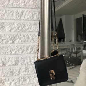  - Väska från mango Frakt 50kr 