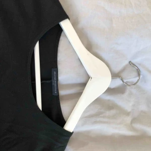  - Klänning från Brandy Melville. Superskönt tyg. Längden på klänningen är väldigt kort så om du ör över 165 blir den väldigt kort. Men jag har även använt den som tröja. 