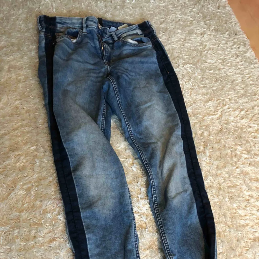 Jättefina jeans från H&M, aldrig använda!  Mer som en M skulle jag säga. . Jeans & Byxor.