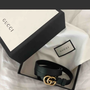  - Äkta Gucci bälte strl. 85 kvitto medföljer extra hål gjordes i butik 💙knappt använd💙 köpare står för frakt