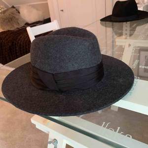 Mörkgrå hatt storlek S från Zara