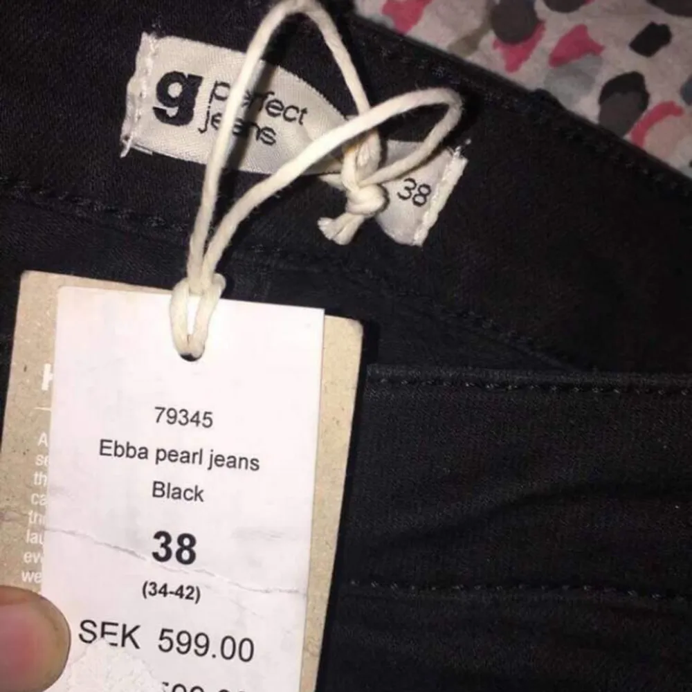 En jätte finna par jeans byxor från ginatricot märket Ebba jeans Black för 250kr och oanvänd. Köparen står för frakt. . Jeans & Byxor.