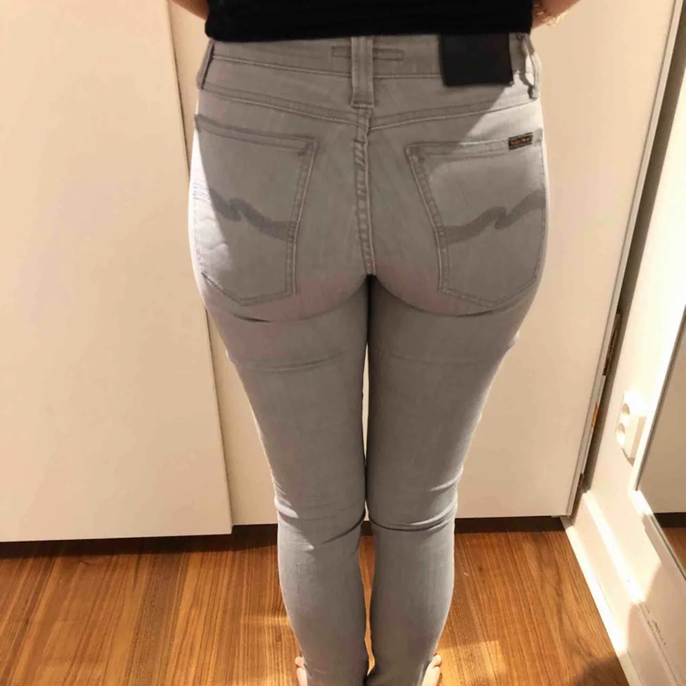 Ljusgrå skinny jeans med medelhög midja från märket Nudie (kallas Skinny Lin med färg Grey Storm). Knappt använda då de varit lite för små för mig. . Jeans & Byxor.