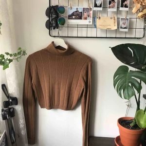  - Croppad turtleneck från Weekday i fint skick! Fraktar mot porto 🌸
