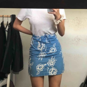  - Blå minikjol köpt på second hand! Köpare står för frakt, se min profil för prisinfo.