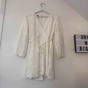 Klänning - En vit spets klänning med snöre i midjan aldrig använd storlek m men tycker den är mer som en s 150kr + frakt ✨ 