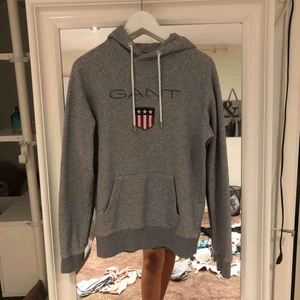  - Säljer min fina hoodie från gant, endast använd en gång så säljer den pga det. Otroligt fint skick som sagt och den är köpt på design only där den kostade antingen 1 099kr eller 1 199kr, frakt ingår i denna och kan gå ner i pris vid snabbt köp