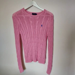  - Ljusrosa stickad Ralph Lauren. Väldigt fint skick. Vi snabb affär delar vi på frakten (60kr) ✨