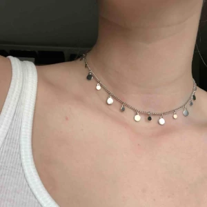  - superfin tunn kedja med små plattor på! passar så bra att mixa med andra halsband🥭FRAKT INGÅR🥭