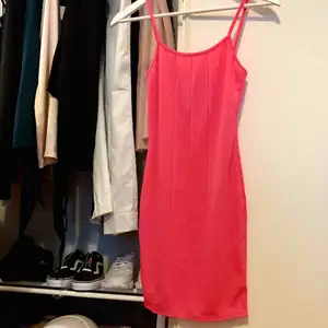 Tight neonrosa klänning