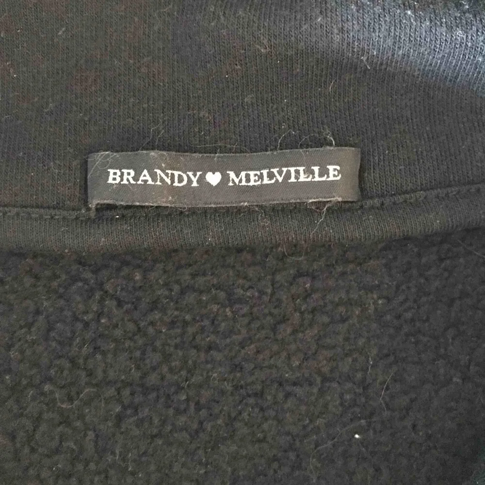 Säljer denna snygga half-zip från brandy Melville då den inte riktigt är min stil. Den är i one size men skulle säga att den är typ en S/M beroende på hur man vill ha den. Endast använd ett fåtal gånger så i fint skick!. Hoodies.