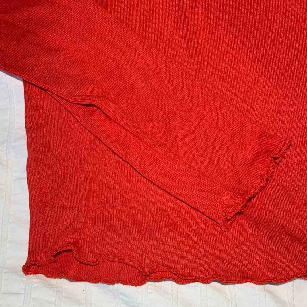En röd långärmad topp från Gina Tricot som aldrig har används, endast testad. Prislappen är kvar. Köparen står för frakten. Toppar.