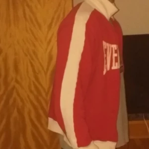  - Old school klassisk everlast tröja som jag motvilligt säljer till otroligt bra pris då den inte riktigt passar min vältränade överkropp ;).  Vid många intresserade vinner högsta bud dock gäller även först till kvarn.