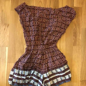  - Jumpsuit med öppen rygg/knyte i ryggen 40 kr eller bud