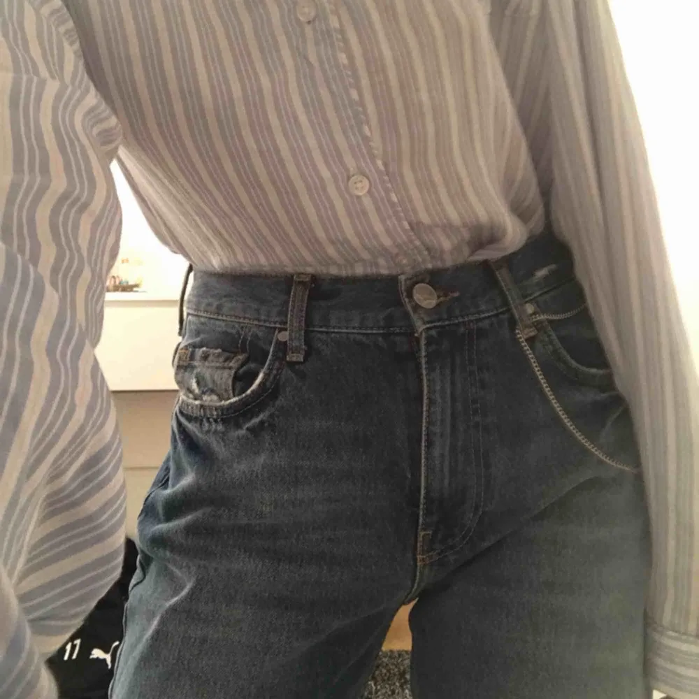 Asballa jeans från bik bok!!🥰🥰 köpare står för frakt! Kedja ingår inte. Jeans & Byxor.