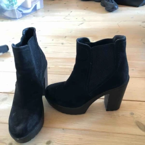  - Svarta klackskor med ca 10cm klack med platå. Använd en höst och det är lite slitage fram på skon  Frakt tillkommer 