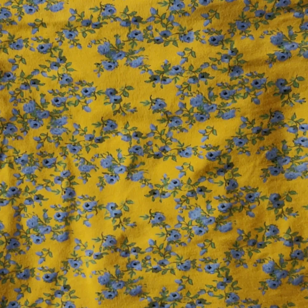 Gult blommigt linne i storlek small från GinaTricot. Frakt ingår🌻. Toppar.