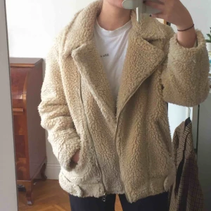  - Fin teddyjacka i ljusbeige färg. Supermysig på både höst o vintern. Sitter på en 36:a på bilden, passar mig lite oversized. Möts på södermalm. Frakt tillkommer! 💞💞💞