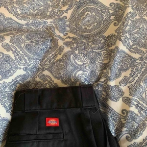 Dickies byxor - Ett par svincoola lågmidjade dickies i modellen 774. Storlek 26,5 i midjan. Köpta här på Plick men de var tyvärr för stora för mig så säljer därför vidare! I superbra skick. Frakt tillkommer🌷