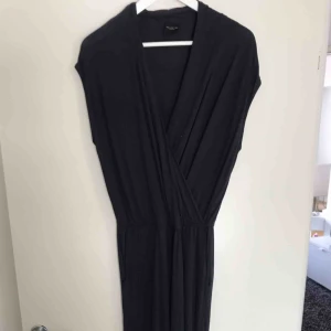  - Marinblå byxdress från Selected Femme. Använd en gång.