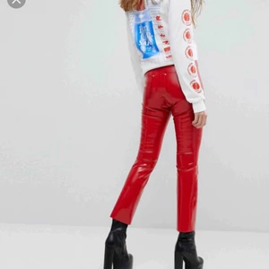  - Skitsnygga röda lackbyxor från JFR (samma som de svarta, fast röda). Köpta i vintras för 400kr. Säljs pga fel storlek. Skriv för mer info