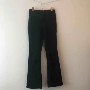  - Svarta bootcut jeans köpte från Urban Outfitters. Märket är BDG. 💞 Köparen står för frakt. 