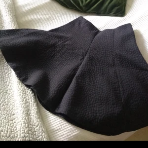  - storlek S. köpt på Åhléns. blixtlås i sidan.