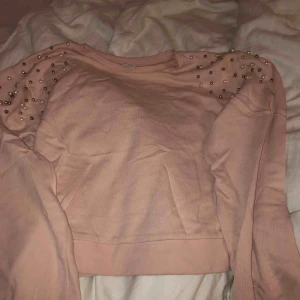  - Rosa croppad tröja, halv tjockt material! Massa pärlor på axlarna super snygg detalj. Strl 146/152 men passar bra på xs kanske s också