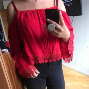  - En superfin röd tröja, mycket bekväm! Den är i XS men skulle säga att S också passar. Möter helst upp.