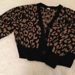  - Gosig och lite croppad kofta från Visual clothing project, som finns på MQ. Rejäl och varm. Fint leopardmönstrad i beige och svart. Oanvänd!